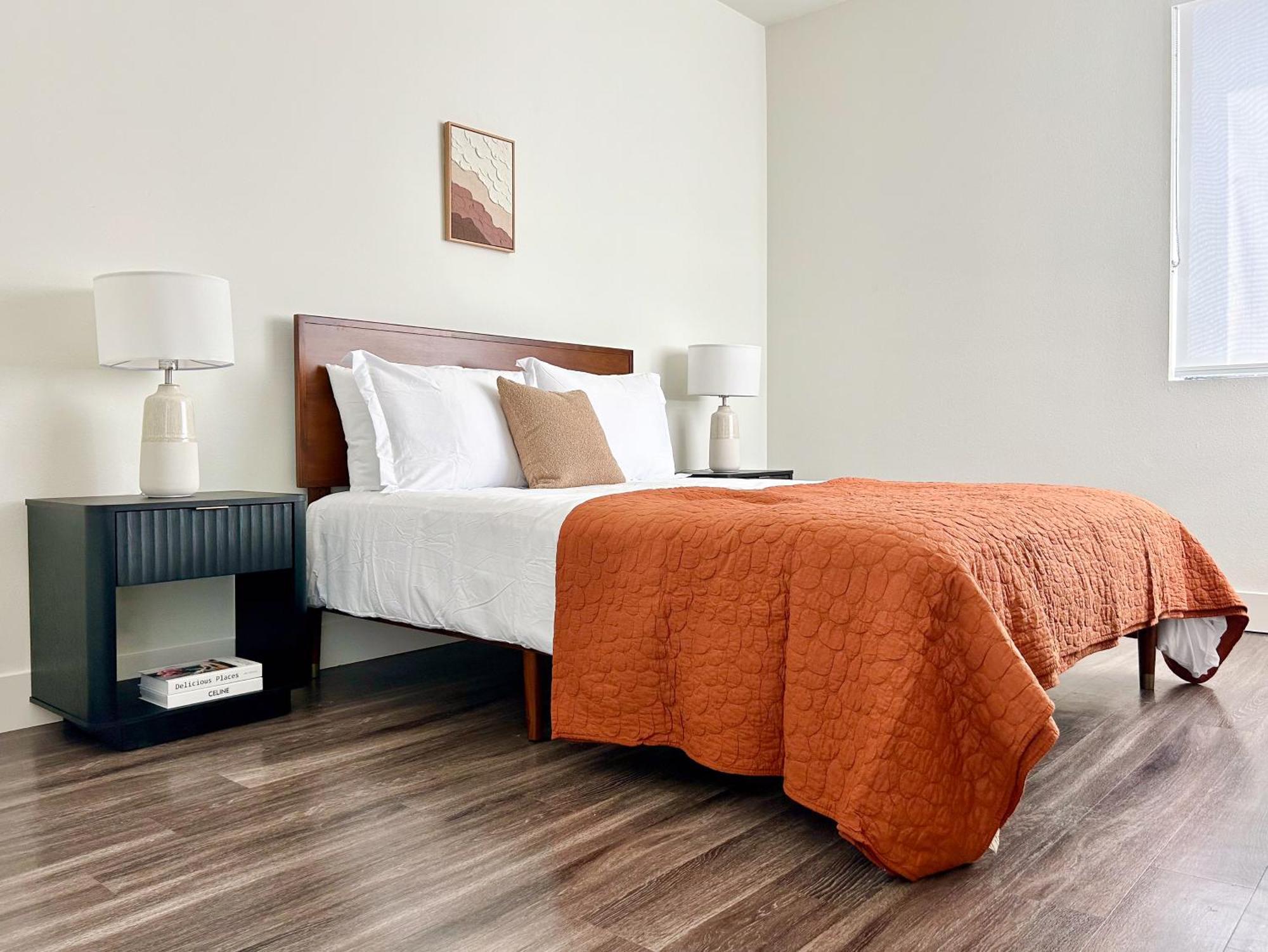 Trendy 2bd 2bth Steps From Downtown Santa Monica!