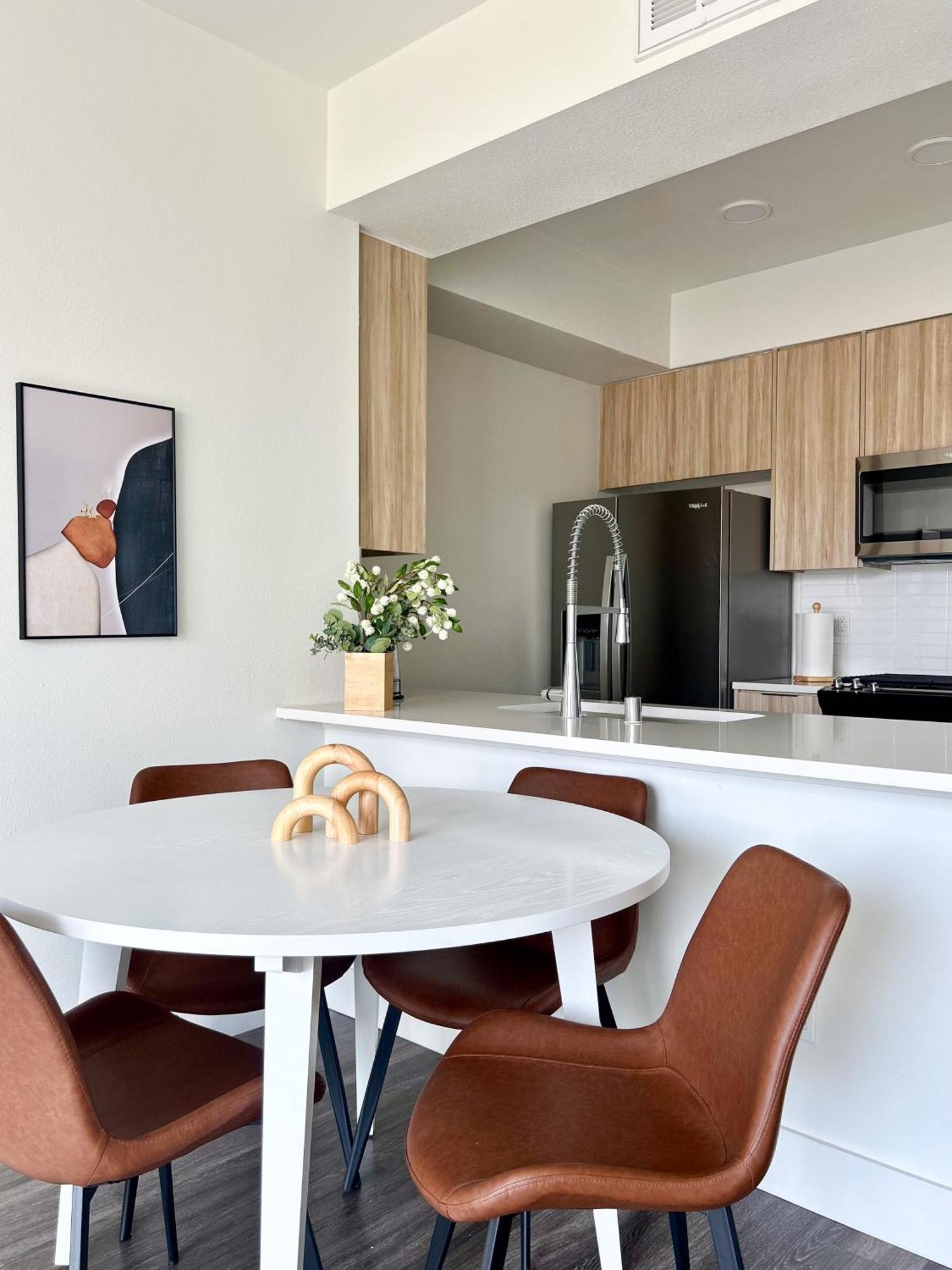 Trendy 2bd 2bth Steps From Downtown Santa Monica! Apartment