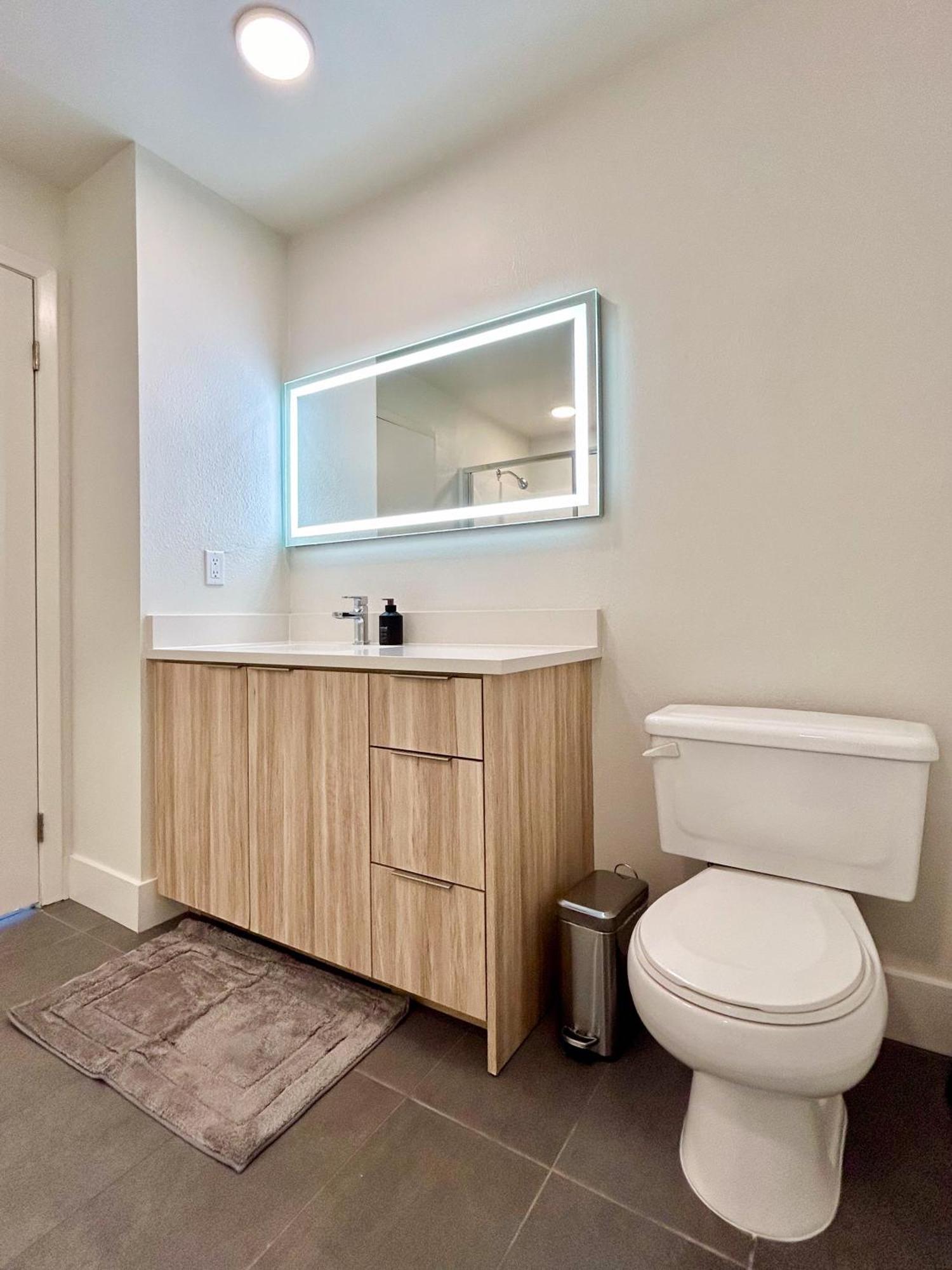 Trendy 2bd 2bth Steps From Downtown Santa Monica! Apartment